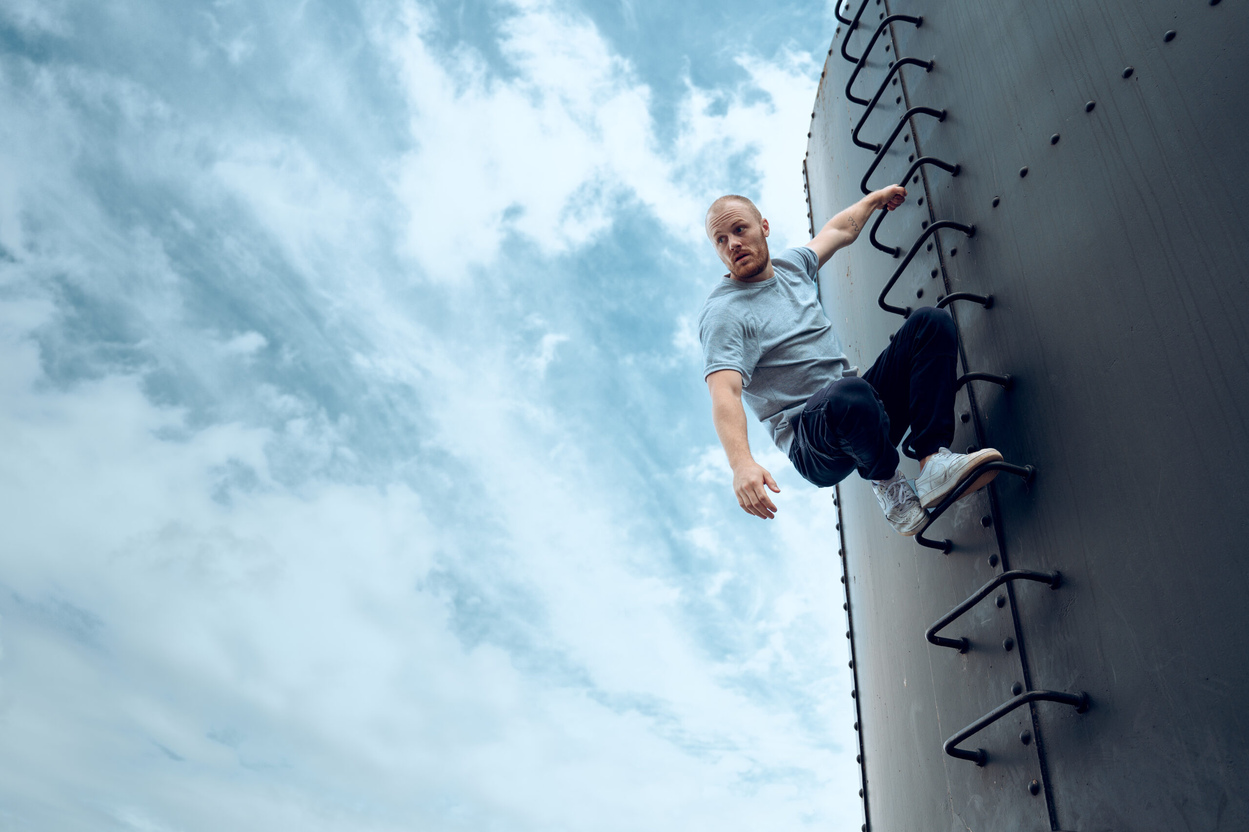 Parcour - Hanging on ladder